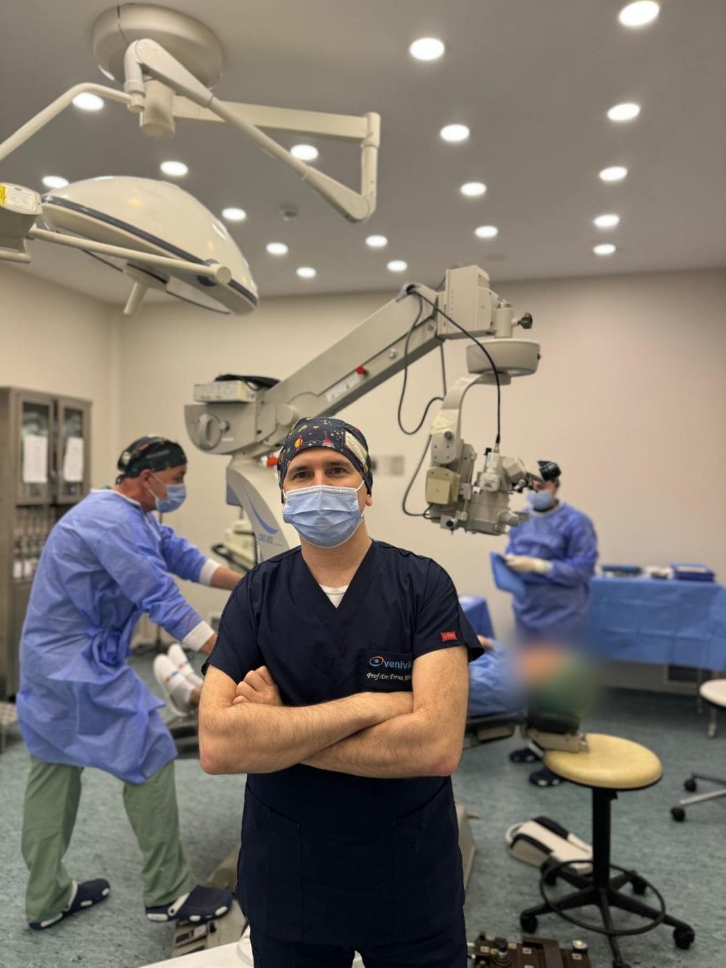 Keratokonus tedavisi: Prof. Dr. Fırat Helvacıoğlu ameliyathanede – Veni Vidi Göz Caddebostan, Kadıköy İstanbul göz doktoru