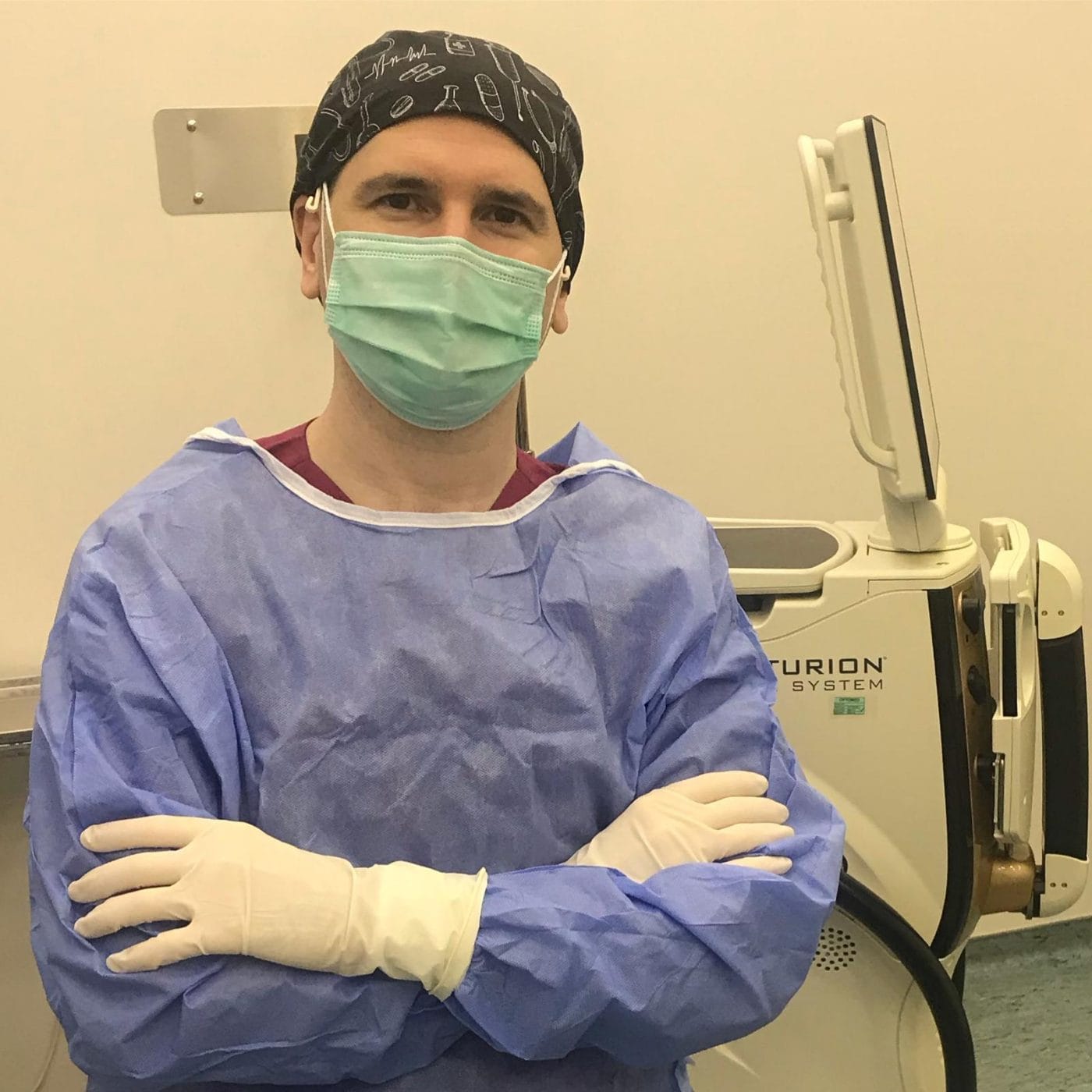 Prof. Dr. Fırat Helvacıoğlu fakoemülsifikasyon (katarakt) cihazının önünde – Veni Vidi Göz Caddebostan, Kadıköy İstanbul göz doktoru