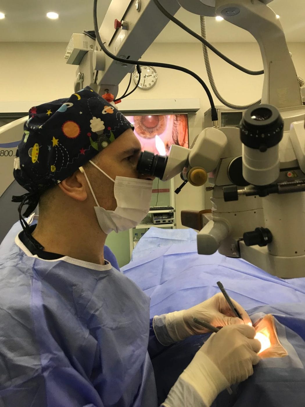 Prof. Dr. Fırat Helvacıoğlu monitörde göz görüntüsüyle katarakt cerrahisi yaparken – Veni Vidi Göz Caddebostan, Kadıköy İstanbul göz doktoru