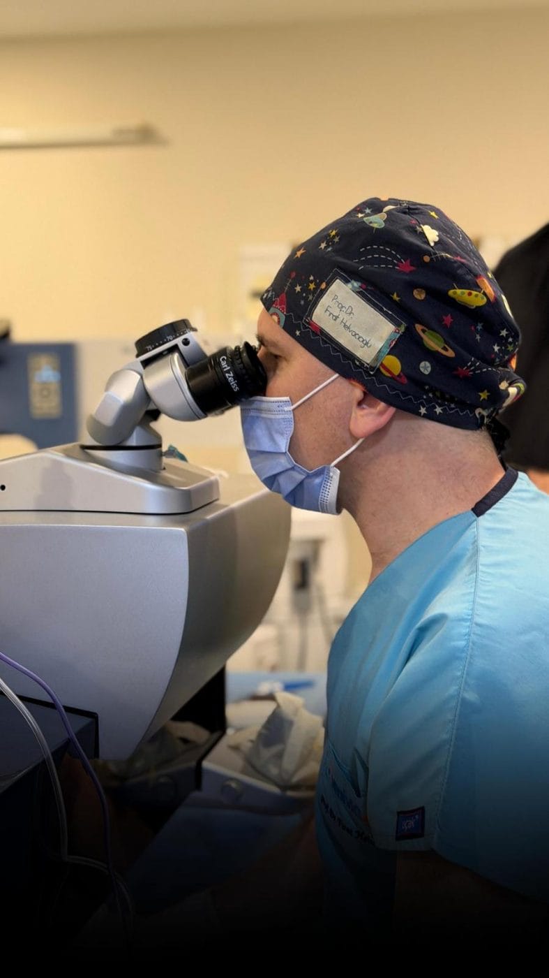 Prof. Dr. Fırat Helvacıoğlu femtosaniye lazer platformunda SMILE Pro tedavisi sırasında – Veni Vidi Göz Caddebostan, Kadıköy İstanbul göz doktoru